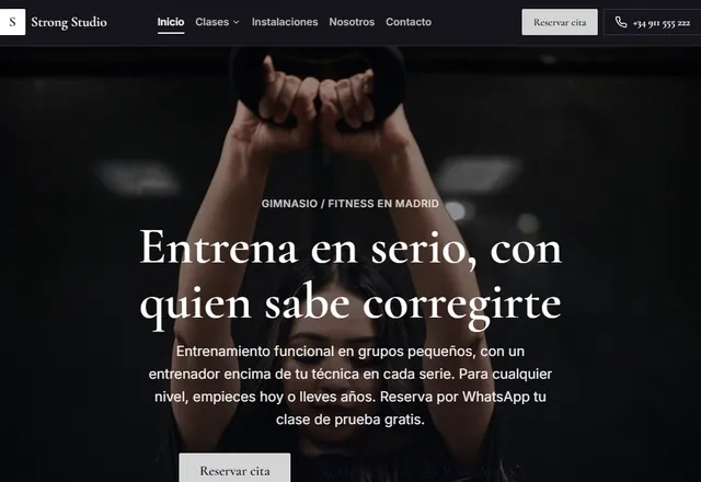 Web de ejemplo de un gimnasio: portada con foto de entrenamiento y reserva de clase